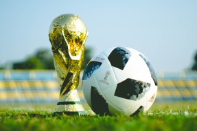 2026世界盃門票-败局难掩锋芒，Doinb重返战场引爆洛杉矶，湖人主场为他沸腾